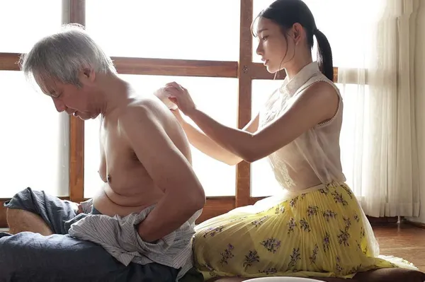 sex âu mỹ đẹp Nàng dâu xinh đẹp về quê chăm sóc bố Người chồng nhưng bố đã thiếu thốn quá lâu